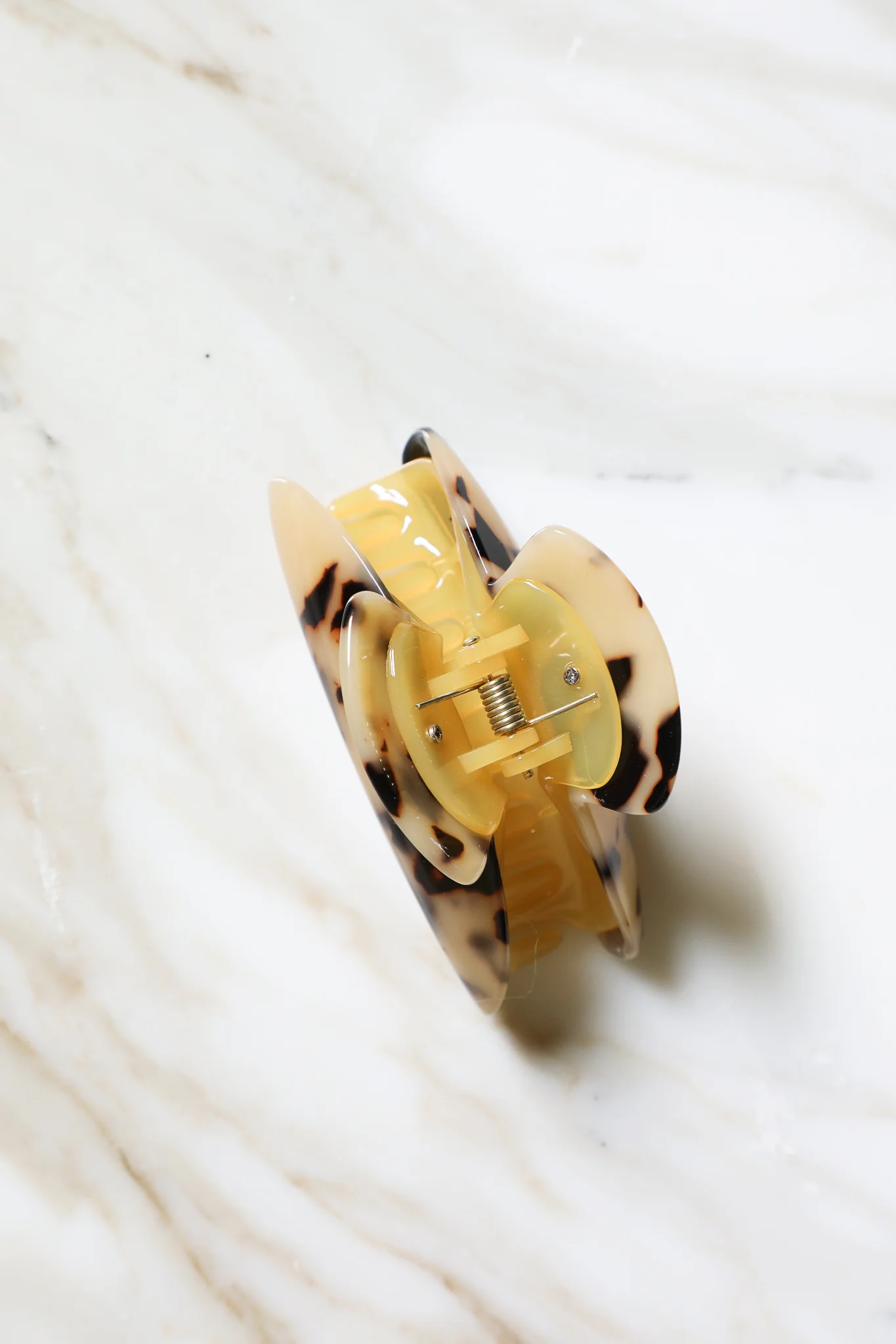 Blonde Tortoise Hair Clip - Image 2