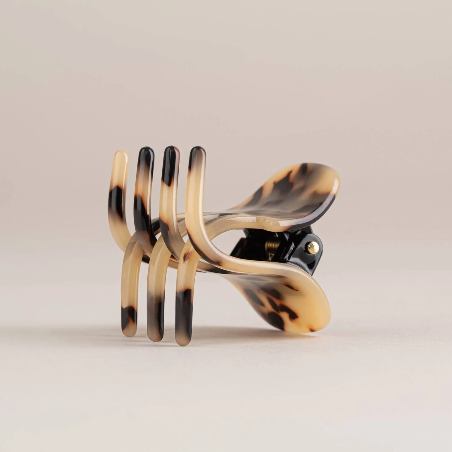 Blonde Tortoise Hair Clip - Image 5